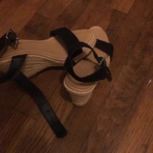 Sugar size 8.  Cane wear heels since sick